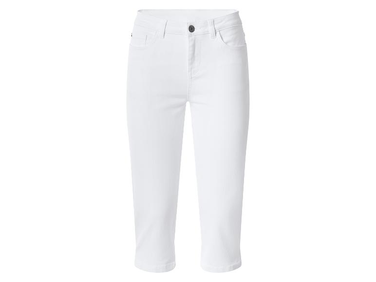 Witte capribroek voor dames met zakken en knoop.