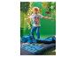 Jongen in grijze Dino Expert pyjama springt op blauw Paw Patrol beddengoed.