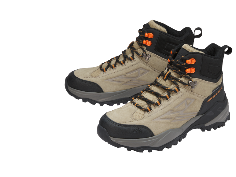 Paar beige wandelschoenen met oranje accenten en zwarte zolen