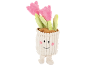 Glimlachende pluche tulpen in een pot.