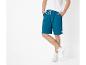 Blauwe jogging shorts en witte sneakers.