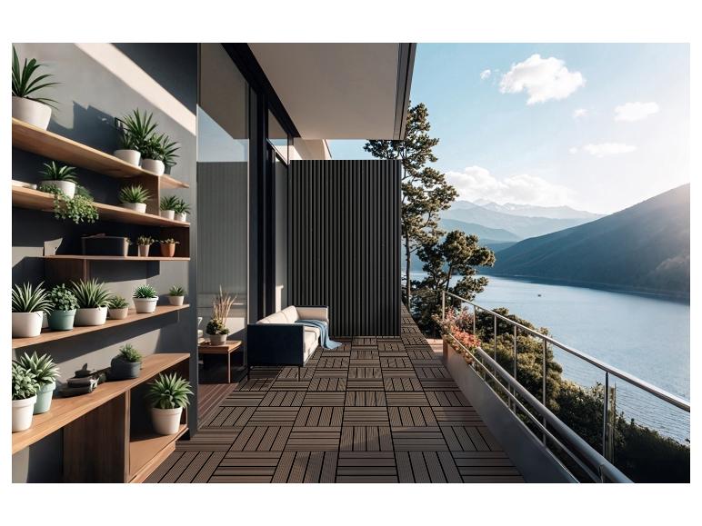 Balkon met houten vloer, planten op planken en een bank, met uitzicht op een meer en bergen.