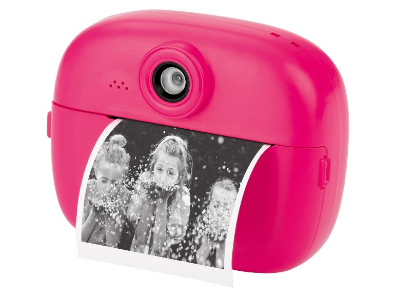 Roze instantcamera met een afgedrukte foto van kinderen die confetti blazen.