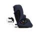 Donkergrijs kinderautostoeltje met ISOFIX-connectoren en rode ontgrendelingsknop.