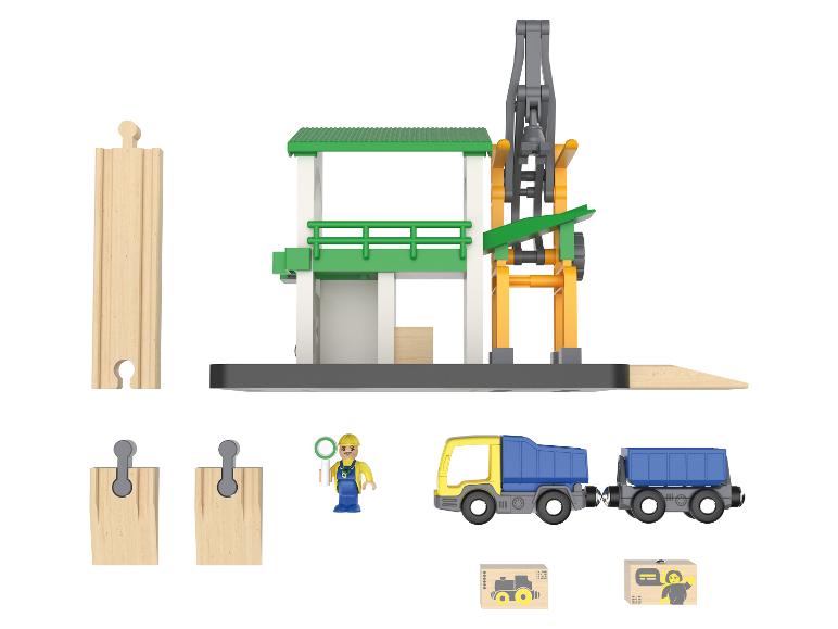 Houten speelgoedset met gebouw, kraan, vrachtwagen, wagon en figuren.