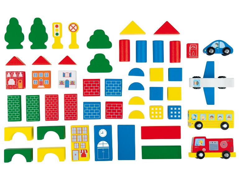 Houten blokken met auto's, bus en vliegtuig, perfect om een stad mee te bouwen.