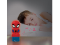 Lexibook Spider-Man nachtlampje met muzieknoten naast een slapend kind.