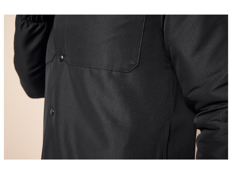 Close-up van een zwarte, getailleerde button-down blouse.