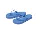 Blauwe teenslippers met platform, zomerse stijl.