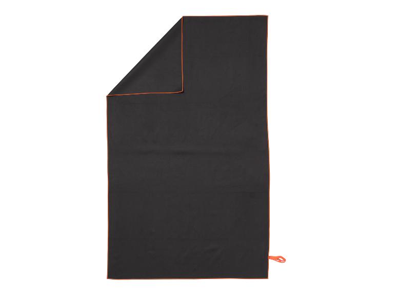 Zwarte microvezelhanddoek met oranje bies, gedeeltelijk gevouwen.