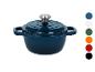 Blauwe gietijzeren braadpan met deksel en verschillende kleurstalen