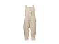 Beige gebreide baby romper met schouderbandjes en knopen.