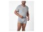 Man in grijs V-hals T-shirt en boxershorts