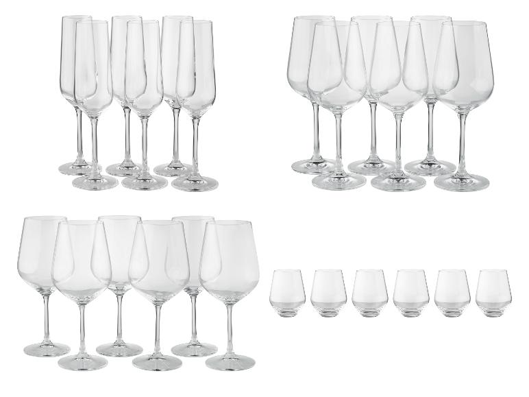 Set transparante wijnglazen en champagneglazen.