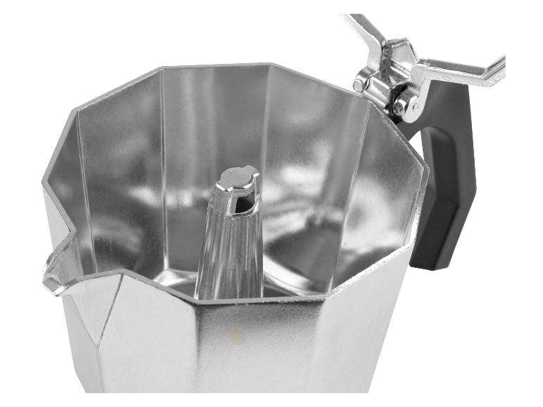 Een zilveren koffiezetapparaat met een zwarte handgreep.