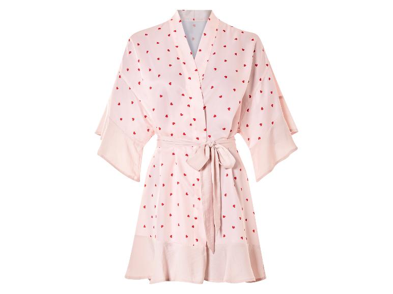Een roze kimono met rode hartjes