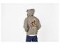 Een man draagt een grijze hoodie met een basketbalspelerprint en de tekst 'G.O.A.T.' op de rug.