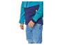 Kind in een blauw-turkooize softshelljas en blauwe jeans.