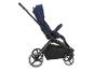 Een donkerblauwe kinderwagen met een zwarte, gedetailleerde basis.