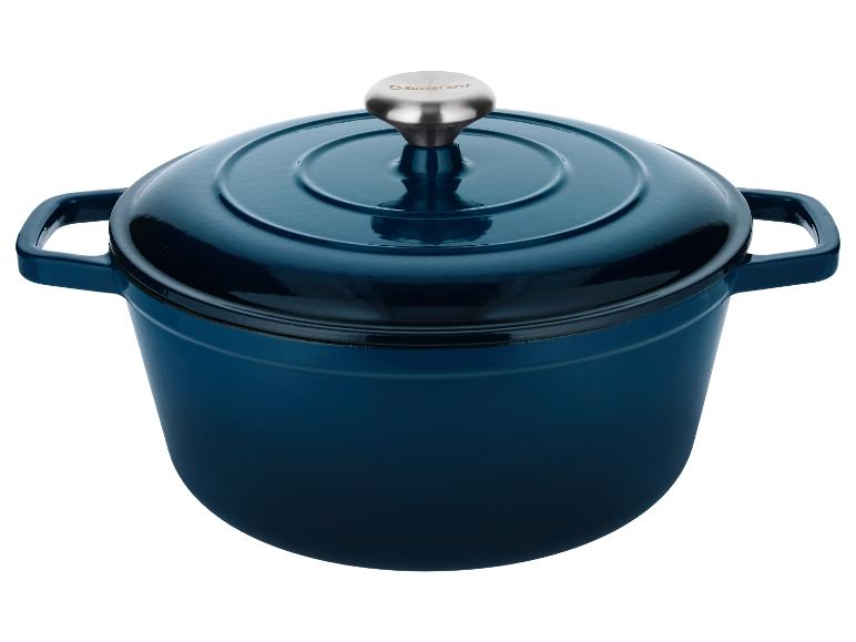 Donkerblauwe gietijzeren pan met deksel en zilveren knop