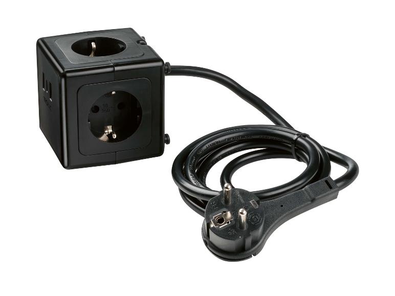 Een zwarte stekkerdoos met een stekker.