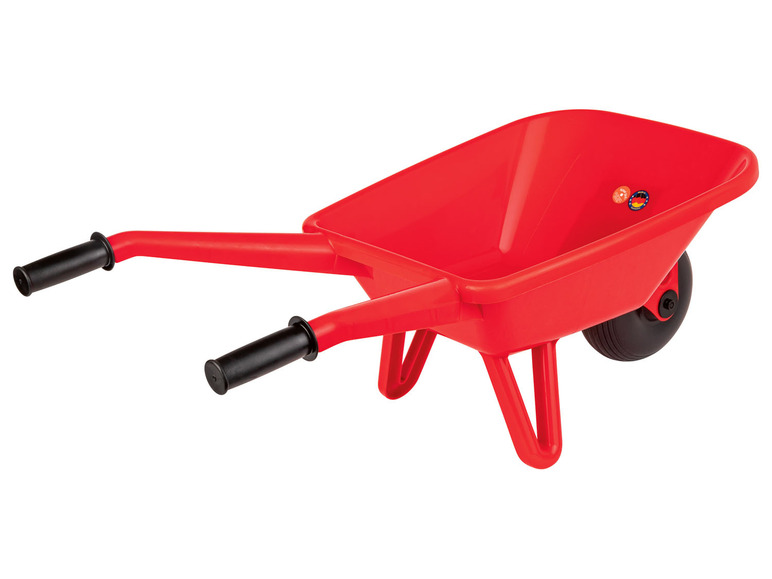 Een rode speelgoed-kruiwagen met zwarte handvatten.
