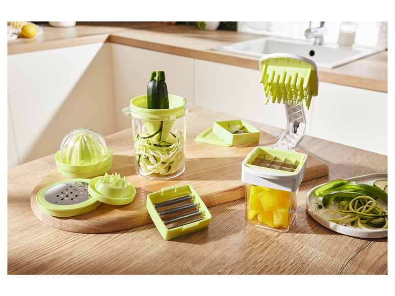 Een set keukenhulpmiddelen, waaronder een spiraalsnijder, citruspers en een groentesnijder.