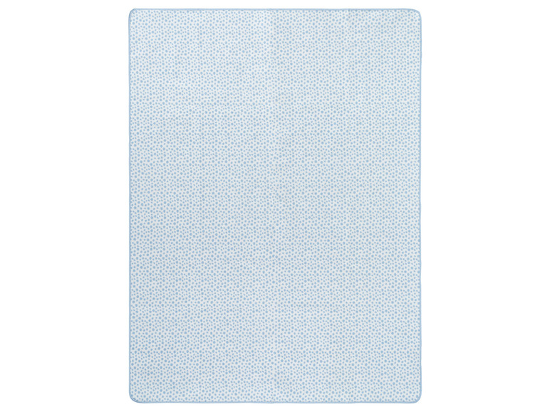 Een blauwe deken met witte stippen.