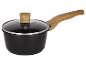 Zwarte steelpan met houten handvat en glazen deksel met houten knop