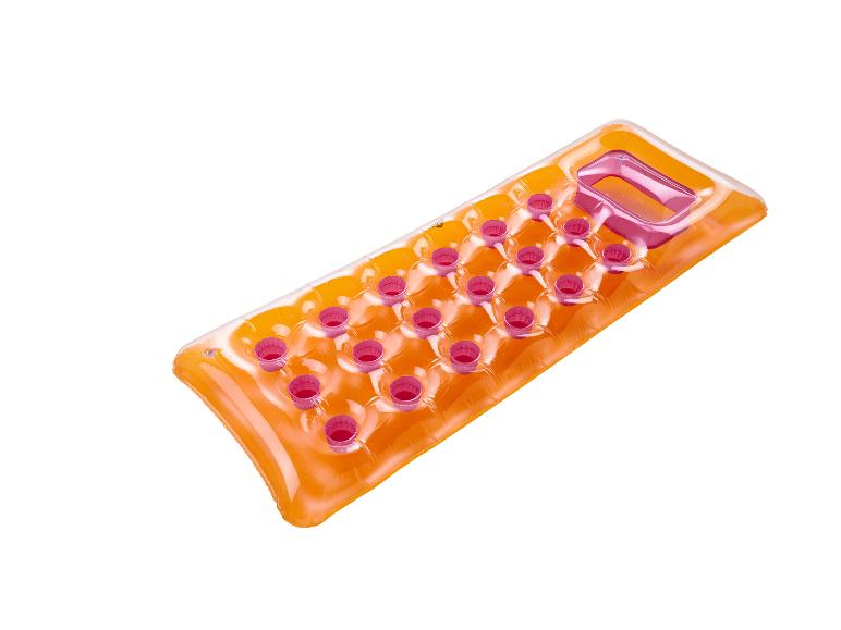 Opblaasbaar zwemmatras in oranje en roze.