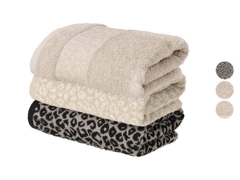 Gestapelde handdoeken met luipaardprint in beige en zwart