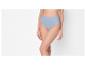 Een vrouw draagt lichtblauwe high-waist slips.
