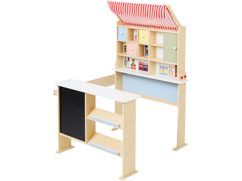 Houten speelgoedkraam met gestreepte luifel, schoolbord en planken vol eten.