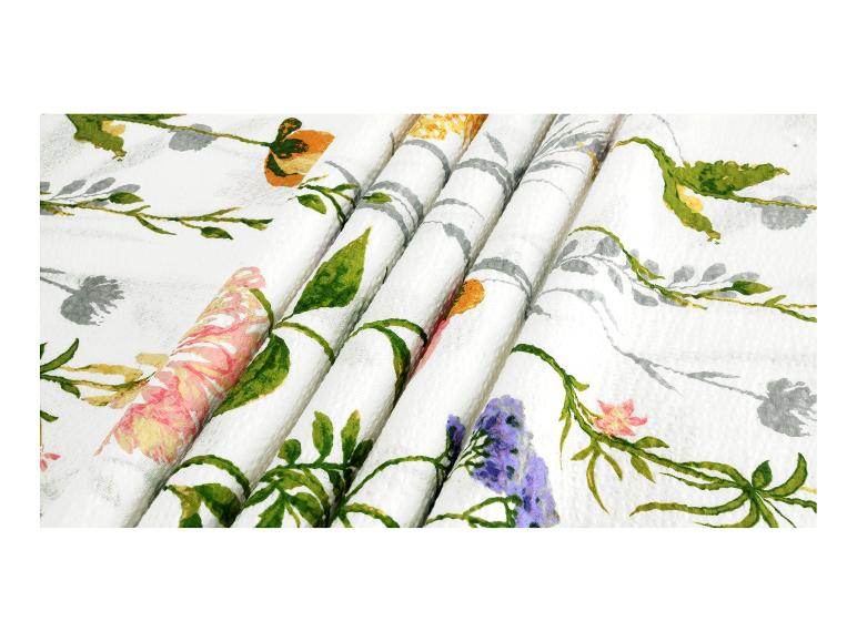 Witte stof met kleurrijke bloemenprint, gevouwen