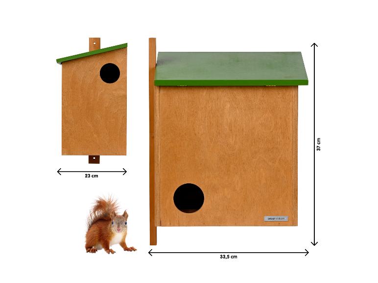 Twee houten eekhoornhuisjes met groene daken en een rode eekhoorn, met afmetingen.