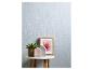 Decoratieve items op een tafel: een vetplant, roze en grijze huisjes, een ingelijste foto.