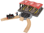 Houten treinset met zwarte locomotief, machinist en drievoudig treinstation.
