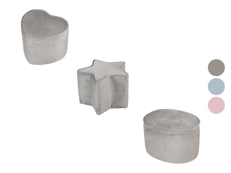 Drie grijze fluwelen poefs in hart-, ster- en ovale vorm, met kleurstalen.