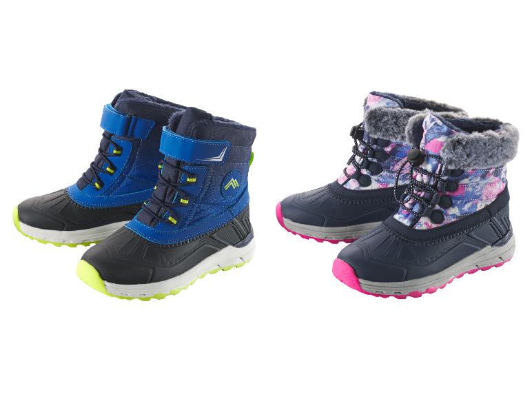 Twee paar kinderwinterlaarzen: blauw met neongele accenten en marineblauw met een roze bloemenpatroon.