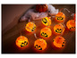 Een string lichtjes met oranje pompoenvormen voor Halloween.