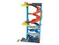 Hot Wheels racebaan met meerdere niveaus en speelgoedauto's.