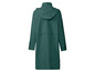 Groene regenjas met capuchon.