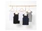 Witte, zwarte, donkerblauwe en grijze tanktops op houten hangers.