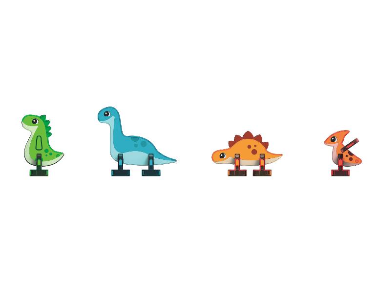 Vier kleurrijke dinosaurus speeltjes: een groene T-Rex, blauwe Brontosaurus, oranje Stegosaurus en Pterodactyl.