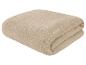 Beige badstof handdoek gevouwen.