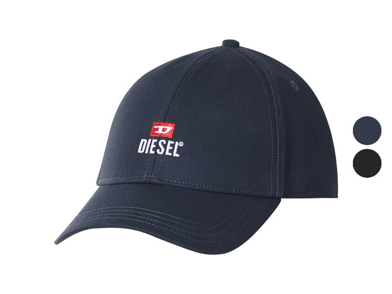 Donkerblauwe baseballpet met witte tekst en rood logo, met twee kleurstalen.