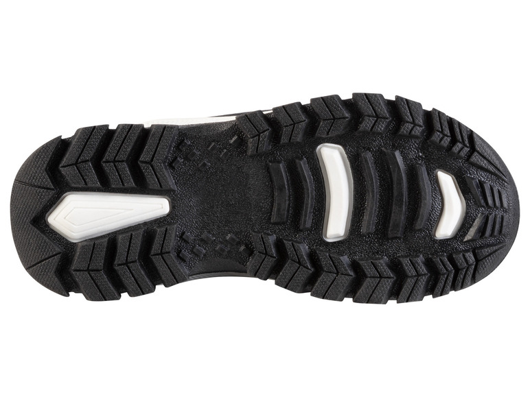 De zool van een zwarte sneaker met een wit detail.