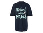 Een donkerblauw t-shirt met Snoopy en de tekst 'Rebel with paws'.