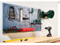 Geperforeerd paneel met werkplaatsgereedschap, inclusief moersleutels, hamer, schroevendraaiers en accuboormachine.