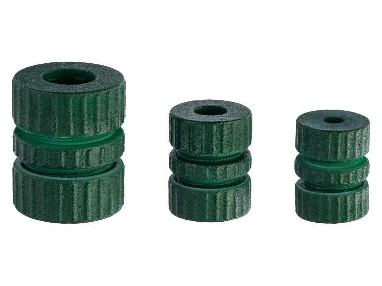 Drie groene plastic connectoren in verschillende maten.